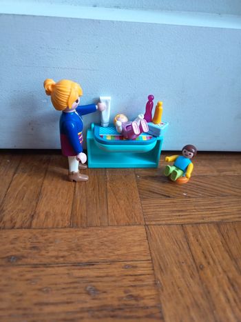 Maman avec bébé et table à langer playmobil