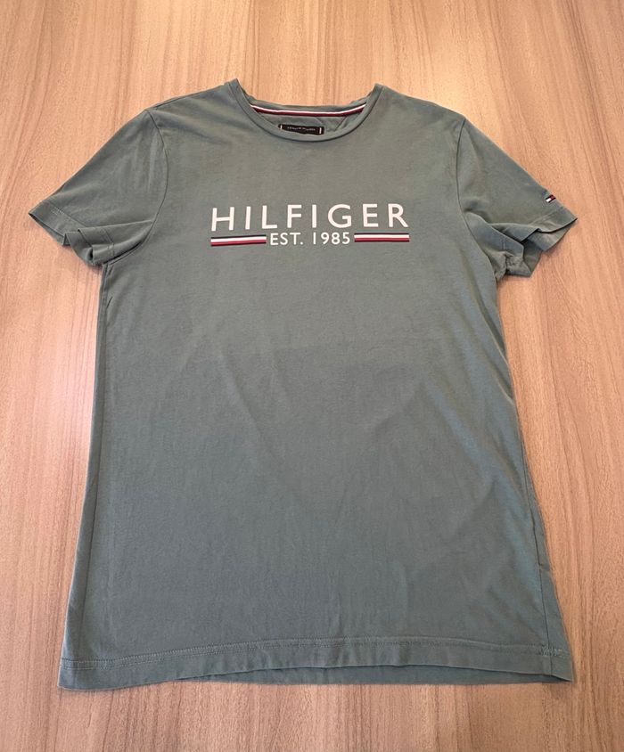 T-shirt Tommy Hilfiger vert pâle - Inscription blanche sur la poitrine – Taille M - photo numéro 2