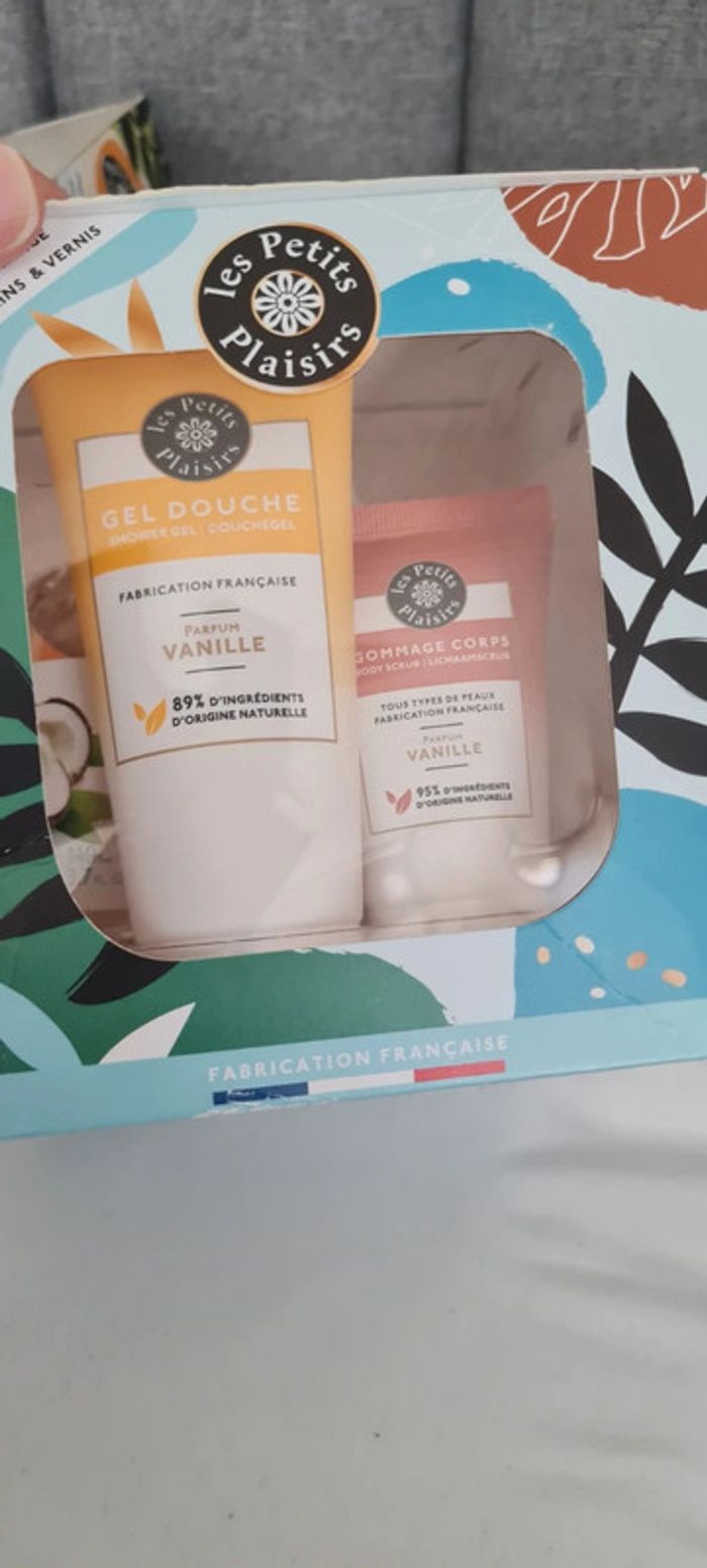 3 coffrets parfums gel douche gommage crème vernis - photo numéro 9