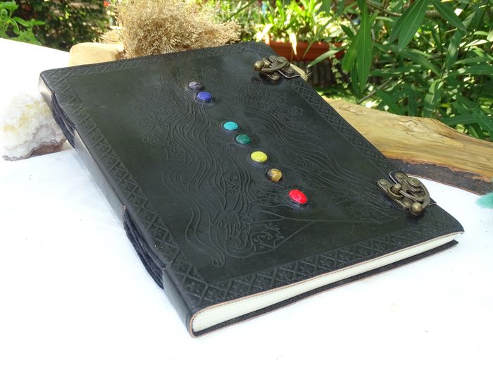 Grand grimoire cuir noir déesse 7 chakras - photo numéro 3