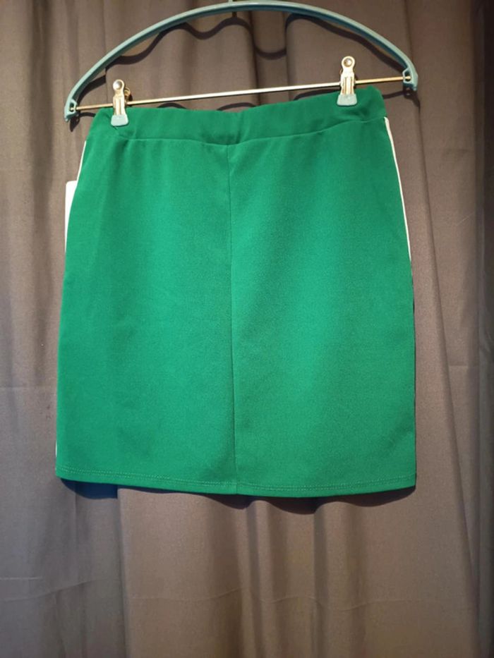 Jupe courte verte avec bande de couleurs. Marque Moda . Dimensions à voir dans le descriptif . - photo numéro 2