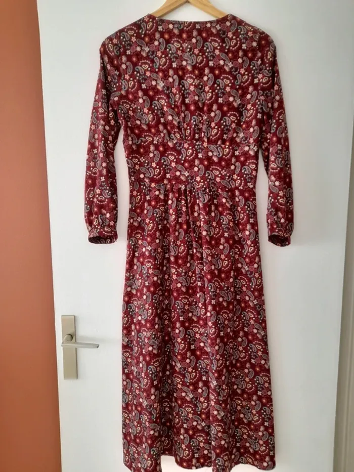 Robe longue resserrée à la taille. - photo numéro 5