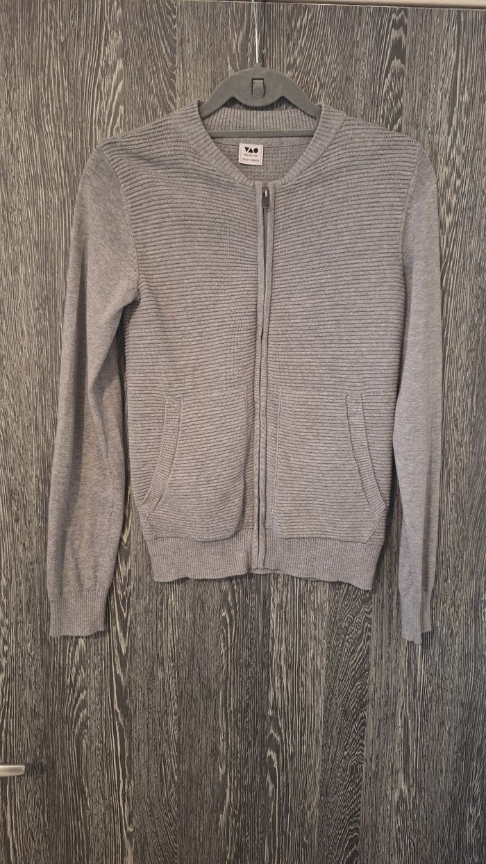 Gilet zippé en mailles torsadé gris