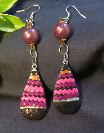 Boucles d'oreilles pendante avec pâte polymere rose et noir