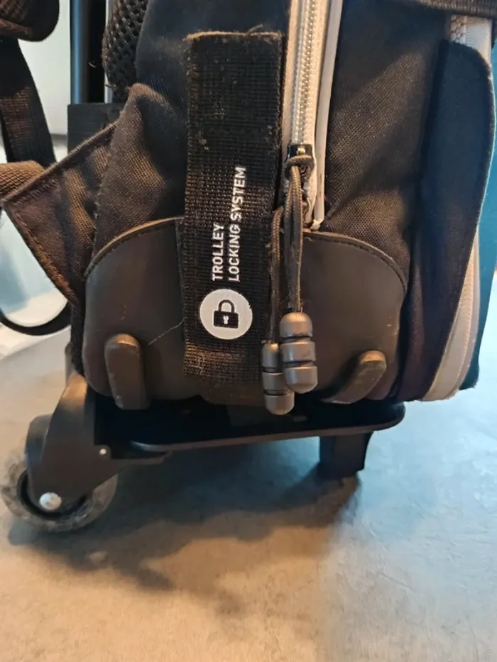 Vend cartable évolutif tirable et sac a dos carrefour.
