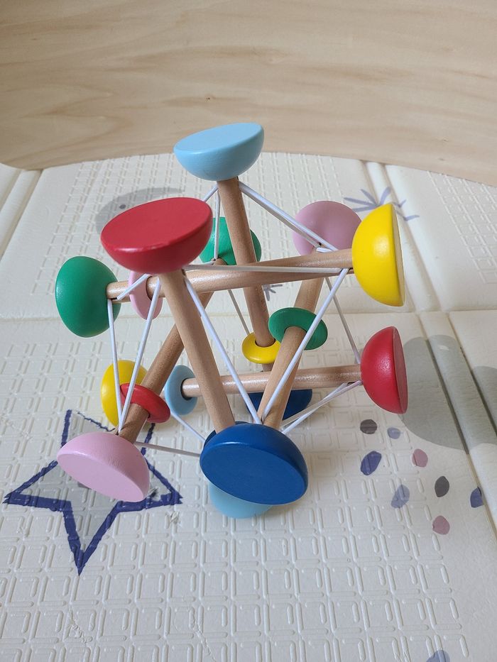 Hochet atome sensoriel en bois Oxybul