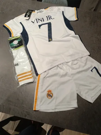 Tenue foot Real Madrid Vini Jr blanc. T.22