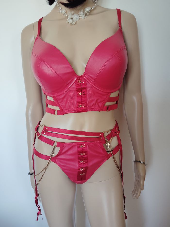 Ensemble 3 pièces lingerie sexy en simili cuir rouge — Détails Chaînes & Boucles Cœur - photo numéro 2