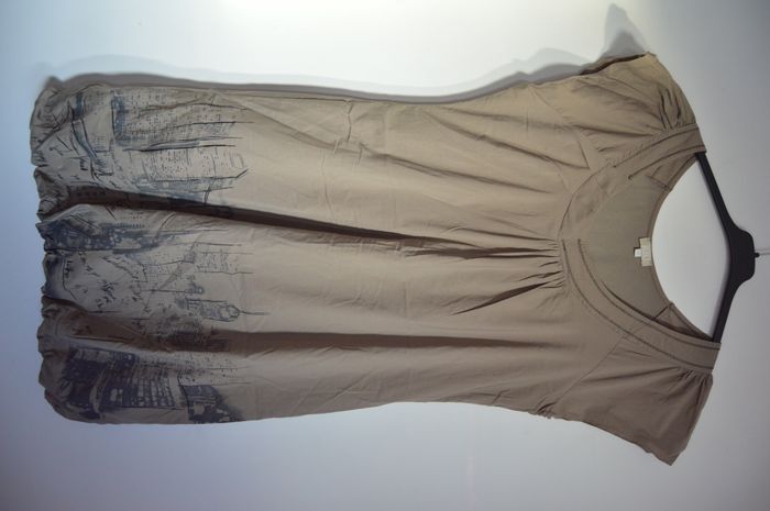 Robe taupe Jacqueline Riu taille 44 – imprimé ville moderne