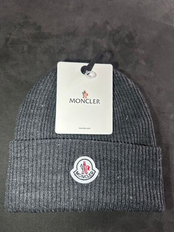 Bonnet Moncler gris  avec étiquette