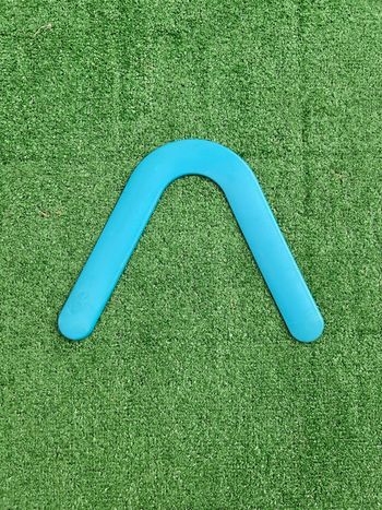 Boomerang plastique bleu – Made in France – 29 x 24 cm