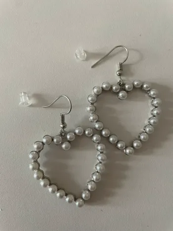 Boucle d’oreille cœur à perles du groupe MaxMara sans logo,sans étiquette.