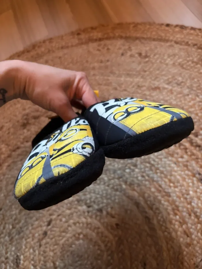 Chaussons minions t.31 Tbe - photo numéro 4