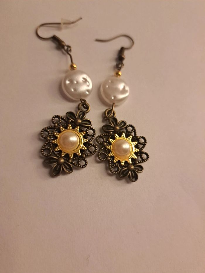 Boucles d'oreilles pendante blanches et bronze - photo numéro 6