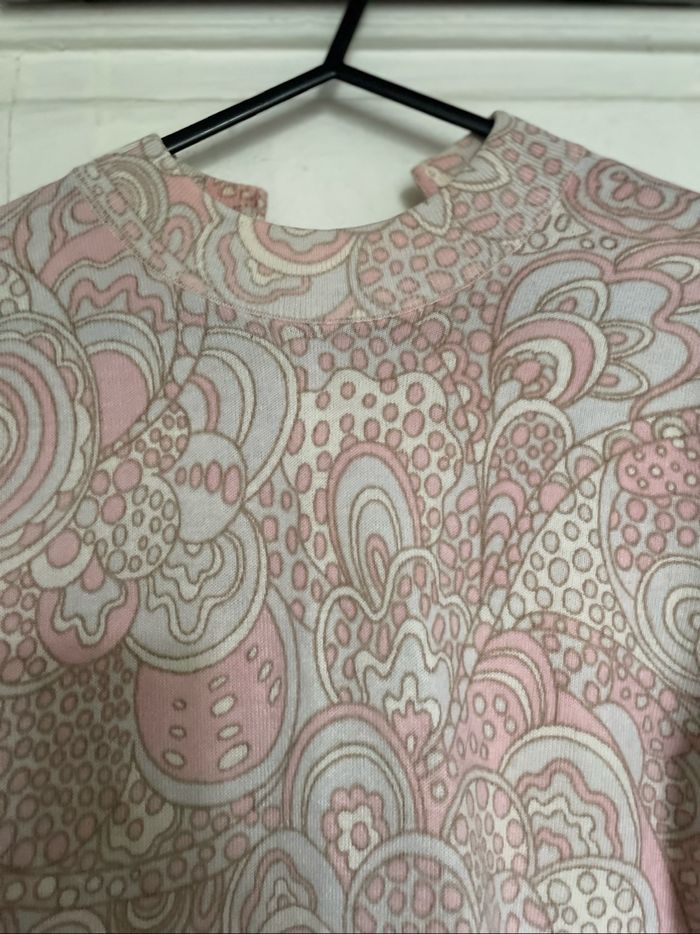 Pull vintage motifs baroque rose bleu et blanc pastel - photo numéro 2