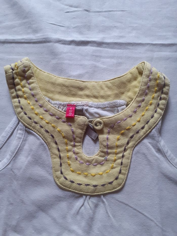 Débardeur blanc délavé lilas col jaune motif fleurs jaunes