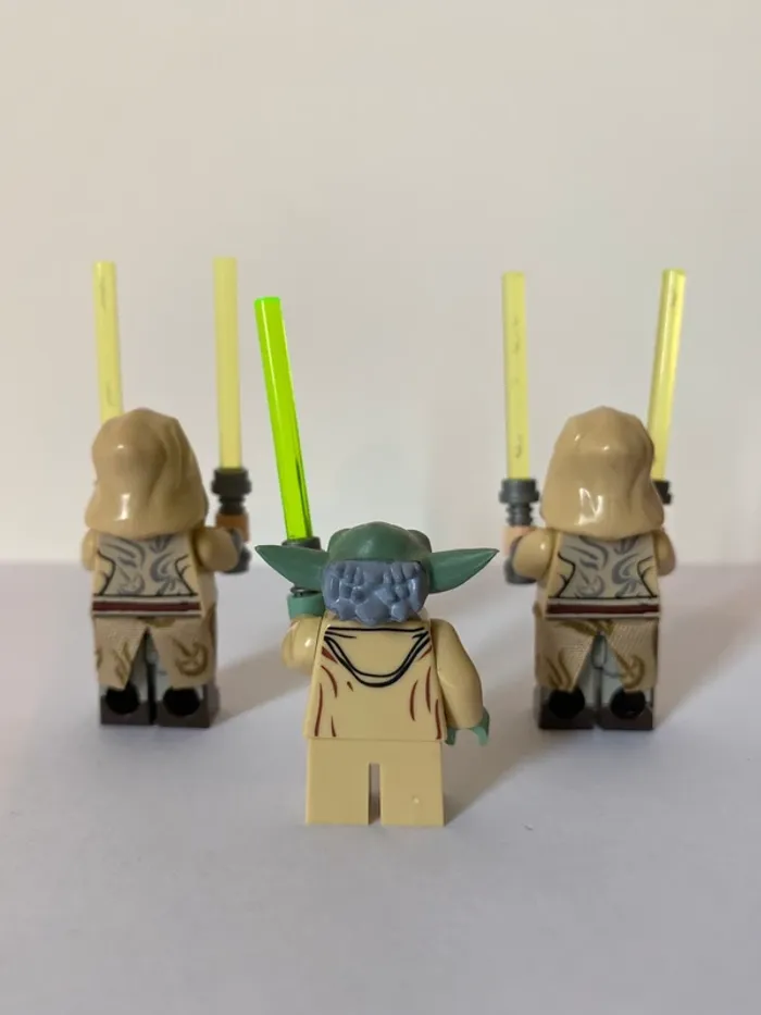 Figurine type lego Maître Yoda et 2 gardiens du temple Jedi. Star Wars - photo numéro 3