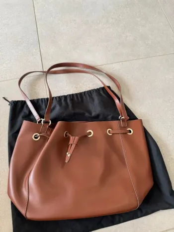 Sac à main en cuir Caroll, très bon état juste deux petites traces à l'avant 31*27cm