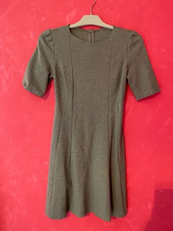 Robe grise en S