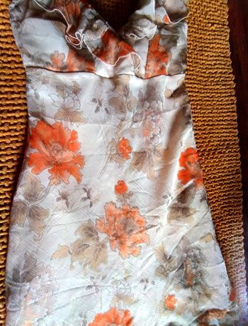 Robe à volants joli décolleté pailleté