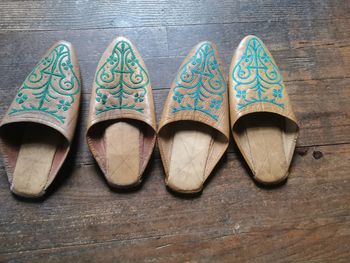 Babouche en cuir beige avec des broderies vertes