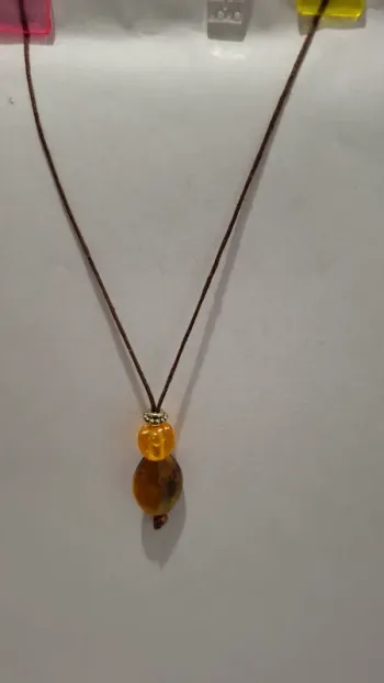 Collier breloques sur cordelette