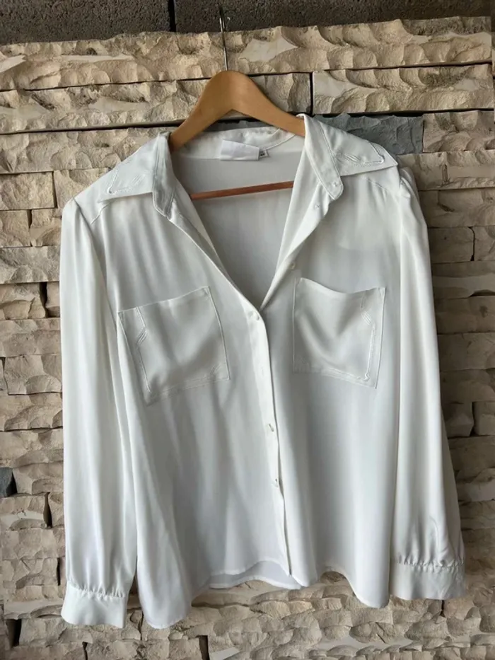 Chemise taille 46  blanche  épaulettes  rembourrés