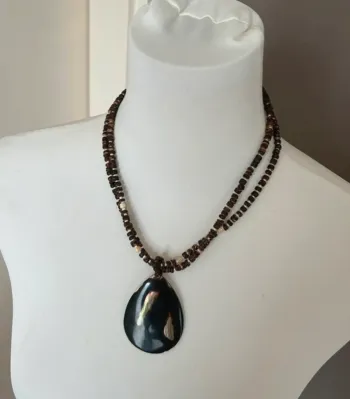 Collier de perle en bois et pendentif nacre  Rare vintage
