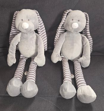 Lot de 2 peluches Lapin gris et rayé dont 1 musical 43 cm - Vaco