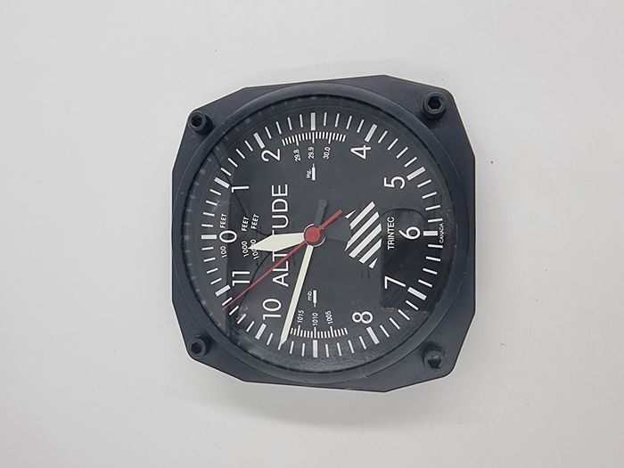 Horloge noire et blanche décorative sur le thème aviation (cockpit)