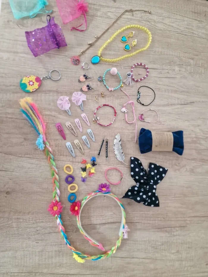 Lot bijoux + accessoires cheveux fille