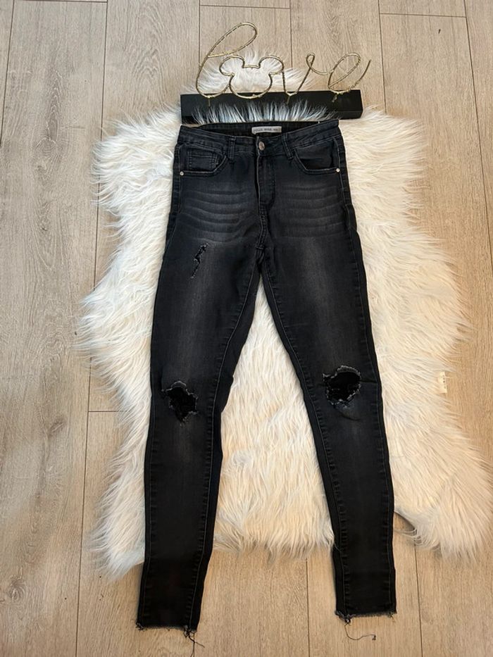 Très beau jeans troués 🥰 hello miss taille 36