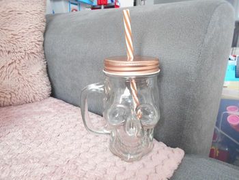 Chope en forme de crâne avec couvercle et paille