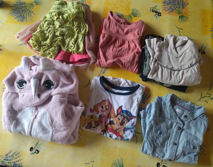 Lot de vêtements fille 4 ans - photo numéro 2