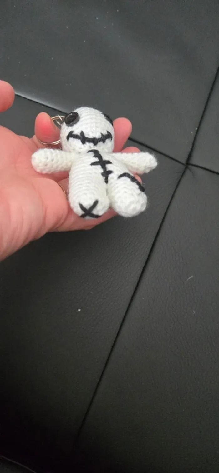 Porte clef amigurimi zombie noir et blanc neuf - photo numéro 10