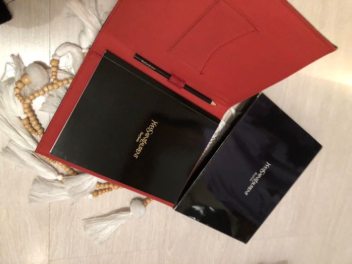 Carnet YSL à mettre sur bureau