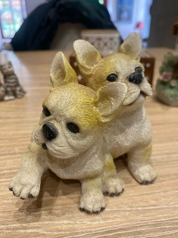 Duo de petits bouledogues français en résine