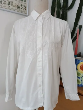 Chemise vintage blanche manches longues 
Brodée
