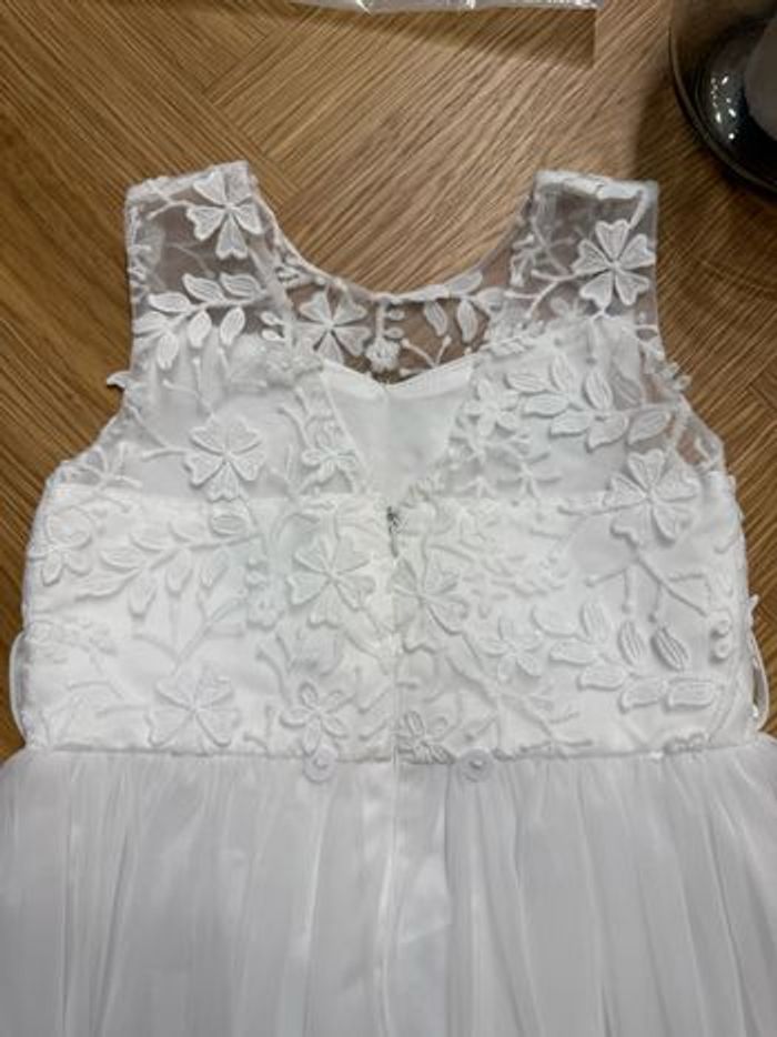 Lot robe blanche cérémonie 6 ans + ruban satin violet+ couronne de fleurs - photo numéro 9