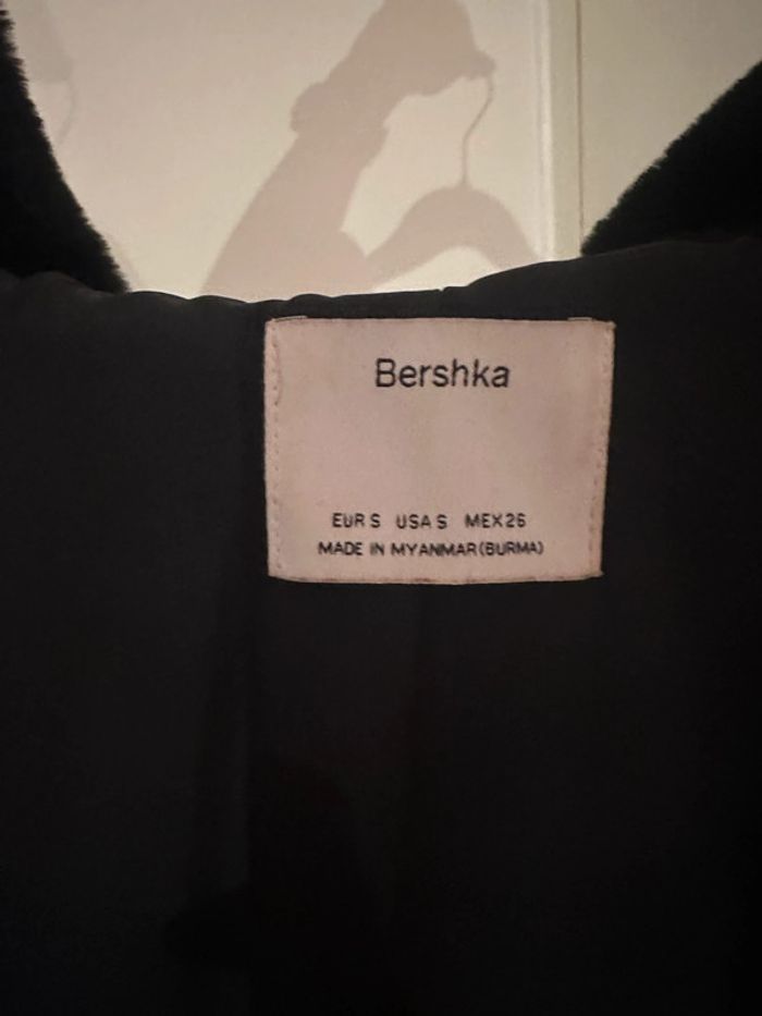 Veste noire en fausse fourrure bershka - photo numéro 2