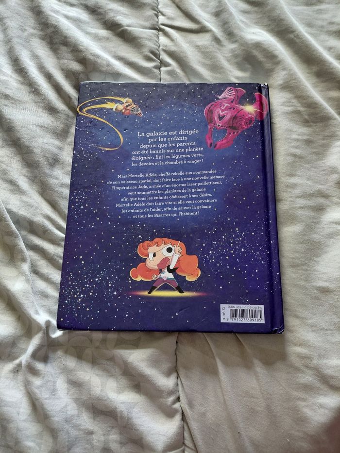 Livre Mortèle Adèle et la galaxie des bizarres - photo numéro 2