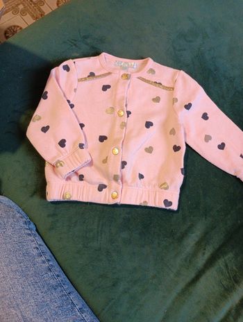 Petit gilet motifs coeurs