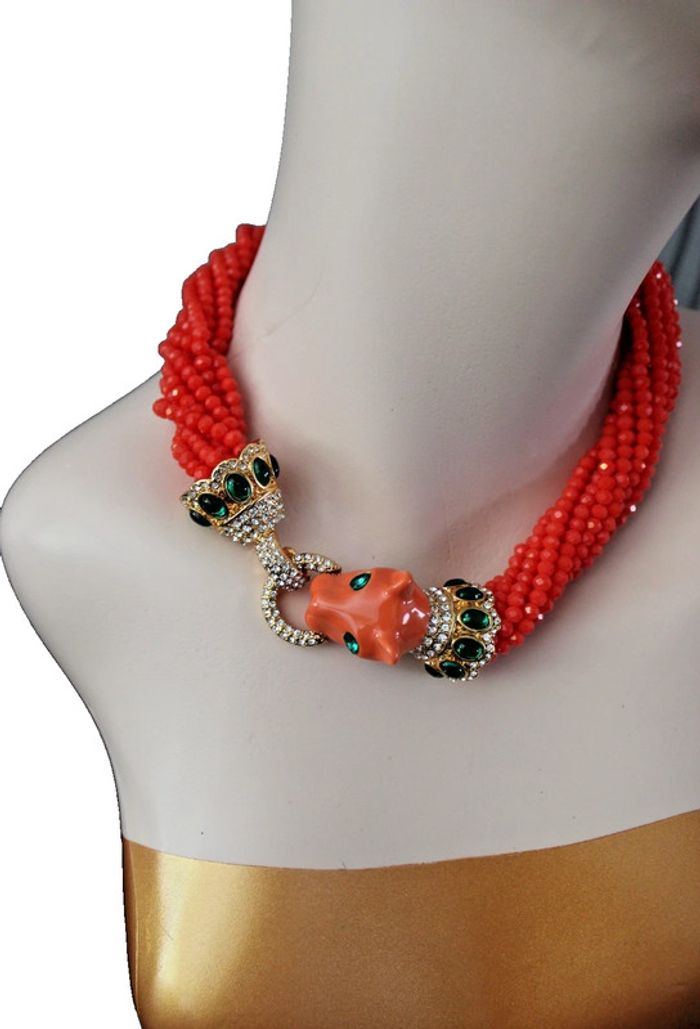 magnifique collier en petites perles de verre couleur corail + fermeture en tête de panthère