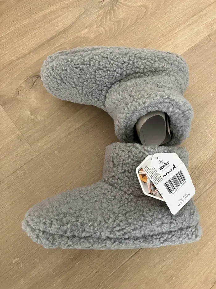 Chaussons enfant neuf avec étiquette taille 29/30