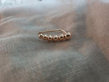 Boucle d'oreille boules earcuff à l'unité plaqué or