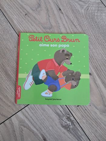 Livre petit ours brun aime son papa 