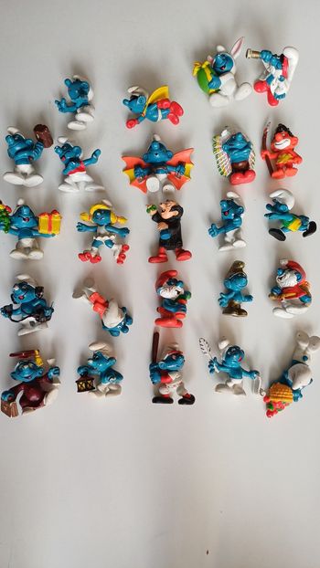 Lot de figurines schtroumpfs vintages.