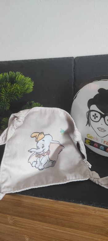 Doudou Éléphant Dumbo carre plat mouchoir beige Disney baby noeuds Gris Noeuds