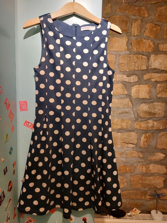 Robe bleue à pois