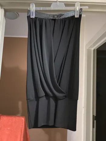 Robe noir en v courte